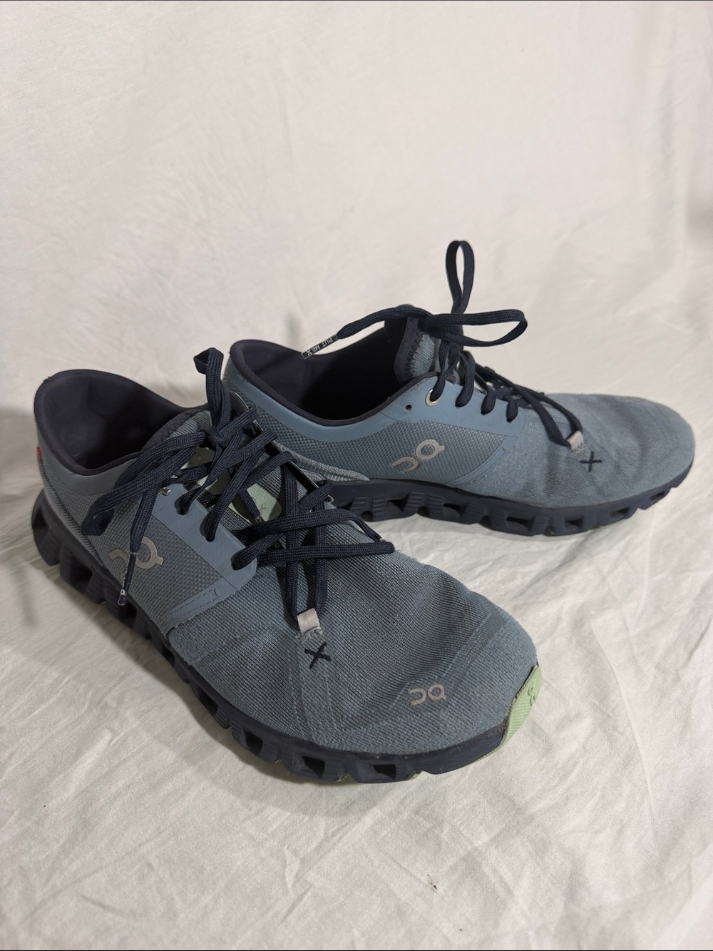 On Running Women’s Cloud running shoes in slate blue with navy laces